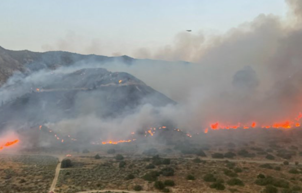 Apache Fire quickly grows in Ventura County, leading to evacuation of homes