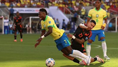 Colombia se salvó de posible penal para Brasil, ¿árbitros emparejaron gol mal anulado?