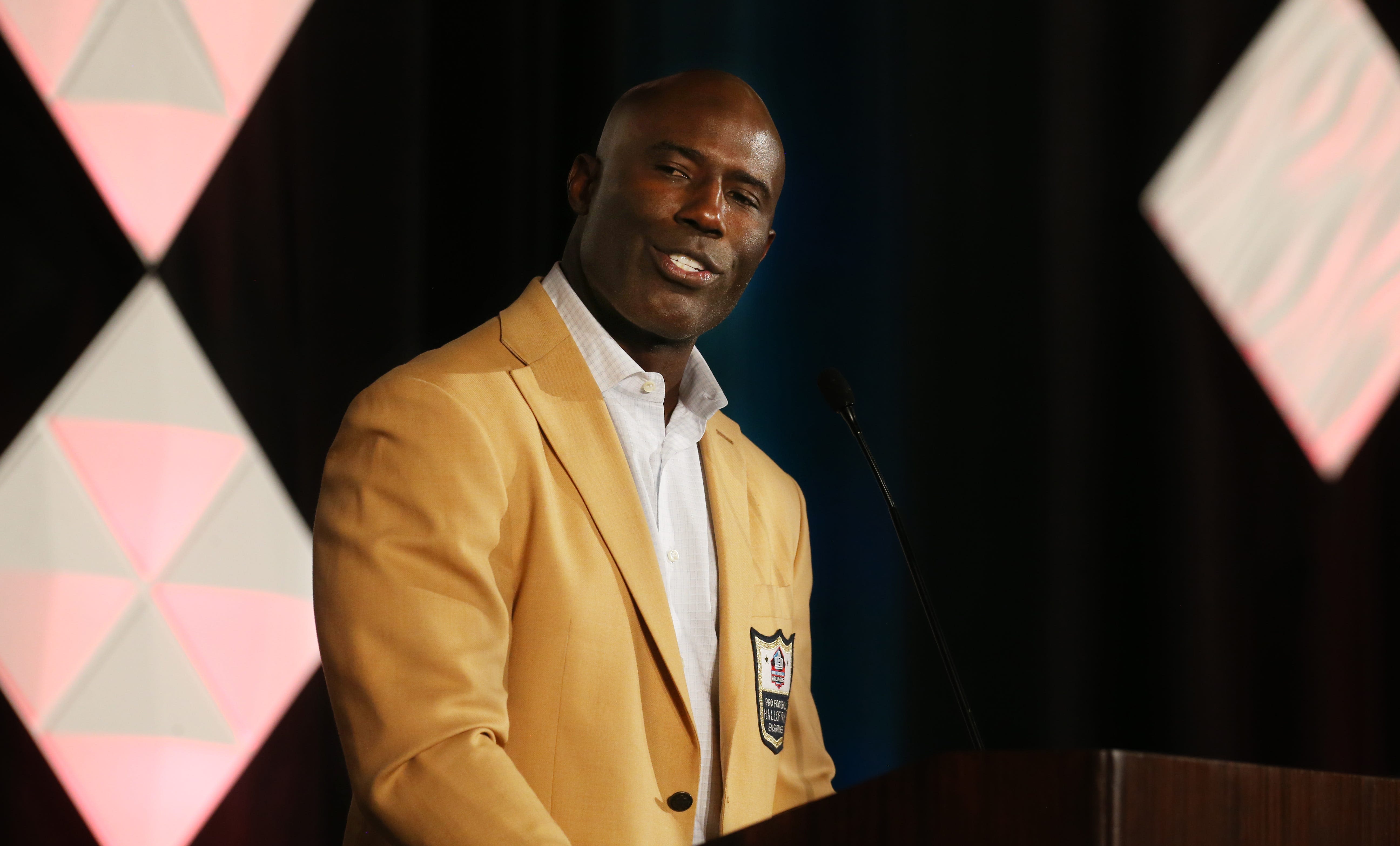 Video shows ex-Bronco Terrell Davis taken off United flight in cuffs, lawyers promise suit