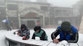 宜蘭太平山今年入冬首降瑞雪！ 遊客喜迎銀色世界夢幻美景