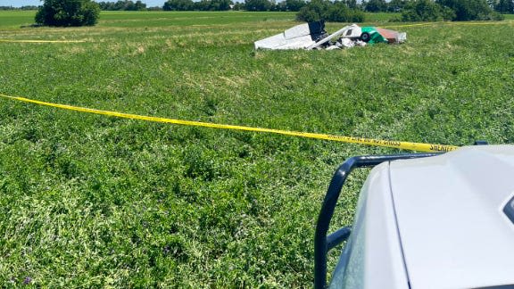 7 people, including pilot, parachute out of small plane before crash in Missouri hayfield