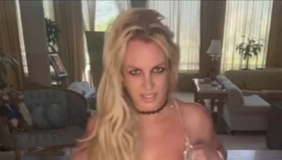 Britney Spears warns fans to 'stay nice'