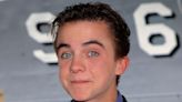 Frankie Muniz, la estrella infantil que huyó de Hollywood, reveló la violencia que vivió en las grabaciones de Malcolm: “Me fui del set”