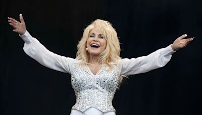 Cantante Dolly Parton llevará la historia de su vida en un musical a Broadway