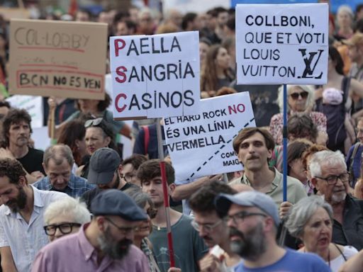 Más de 2.000 personas se manifiestan en Barcelona contra el turismo masivo