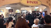 上海迪士尼引暴動！遊客「排8小時」沒買到熱門包 失控推擠還有人昏倒