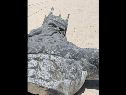 Fotos de la estatua de Poseidón en pedazos en el puerto mexicano de Progreso exhiben su montaje, no su derribo