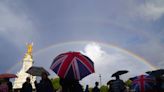 Double rainbow appears over Buckingham Palace as crowd gathers to mourn Queen