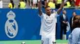 Kylian Mbappé se viste de blanco y es presentado como jugador del Real Madrid