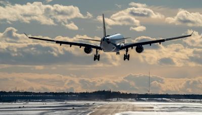 Un avión pierde una rueda del tren de aterrizaje en pleno despegue y consigue llegar a su destino sin problemas