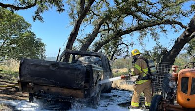 Arde camioneta en Napa y bomberos evitan que fuego se extienda entre árboles