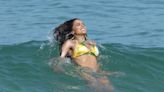 Anitta grava campanha e toma banho de mar em Grumari, no Rio; veja fotos