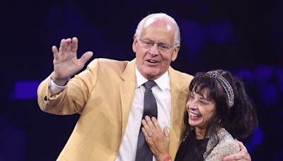 Ex-Browns among record number of Hall of Famers at dinner. Who drew biggest ovation?