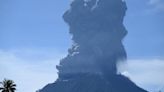 El volcán Ibu entra en erupción y lanza una columna de ceniza y humo de más de 16,000 pies en Indonesia