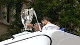 El Real Madrid celebra el título de Liga por las calles de Madrid camino a Cibeles