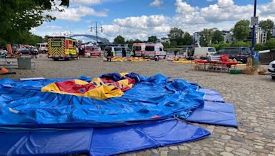 Unfall: Hüpfburg mit Kindern in die Elbe geweht