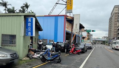 【有片】休旅車疑精神不濟「騎上」對向機車 路邊10輛車慘遭波及