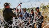 Jueza federal concede a Texas la moción para suspender temporalmente que se retire el alambre de púas en la frontera entre EE.UU. y México