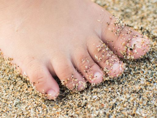 People Are Just Realising The Secret To Removing Wet Sand From Skin In Seconds, And It's Really Easy