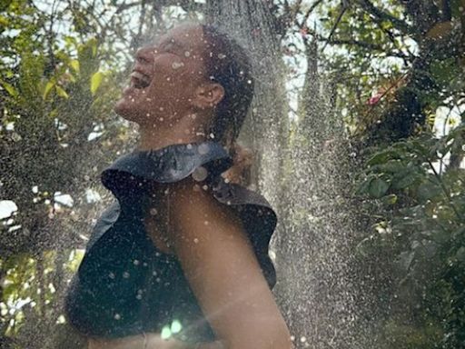 Mariana Ximenes curte banho de chuveirão: 'Ô, calorão'