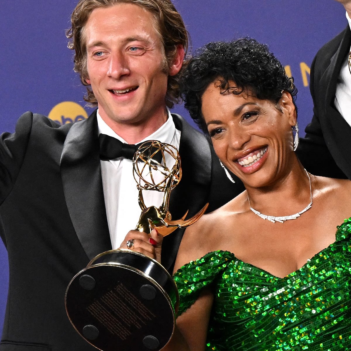 Emmys: Jeremy Allen White Praises The Bear’s Liza Colón-Zayas’ Win