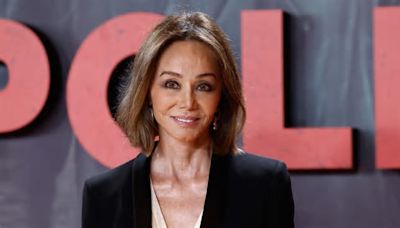 La blusa blanca de Isabel Preysler es el comodín de primavera de las +60 con clase: holgada, fresquita y disimula brazos