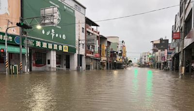 高雄美濃暴雨多恐怖？馬路變黃河 一張「路邊欄杆險滅頂」照看出驚人雨勢