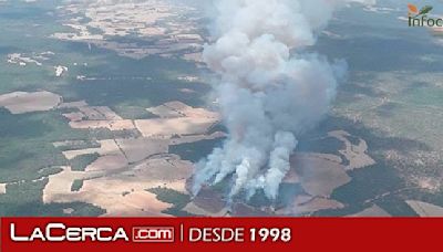 Nueve medios aéreos y 13 terrestres luchan contra un incendio declarado en Valverdejo (Cuenca)
