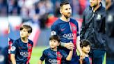 Leo Messi entró a la cancha del PSG con sus tres hijos y muchos se preguntaron qué le pasó a Ciro en la mano