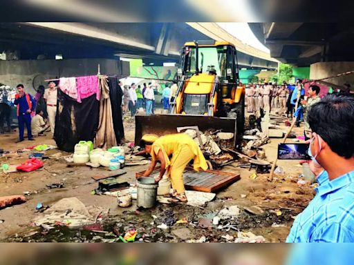 Shanties under Rajiv Chowk flyover cleared in joint operation | Gurgaon News - Times of India