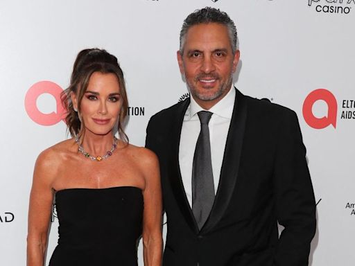 Kyle Richards’ Estranged Husband Mauricio Umansky Gets Cozy With Nikita Kahn in Greece