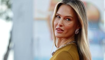 Bar Refaeli impone en Venecia con su vestido transparente que hace volar la imaginación