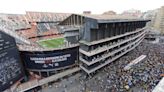 Miles de aficionados protestan en el exterior de Mestalla contra la gestión del club