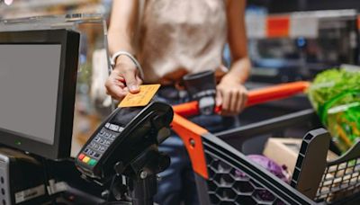 Más de la mitad de los hogares toma deuda con la tarjeta de crédito para comprar alimentos