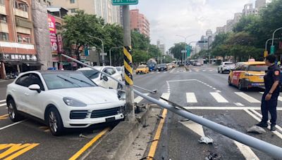 快訊／高雄保時捷凱燕「晃神猛撞分隔島」 瞬間擊落燈桿車頭撞爛