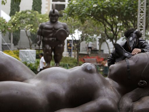 El mundo colosal de Fernando Botero 'conmueve' las plazas icónicas de Roma por primera vez