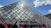 Protesto contra reforma da Previdência bloqueia entrada do Louvre em Paris