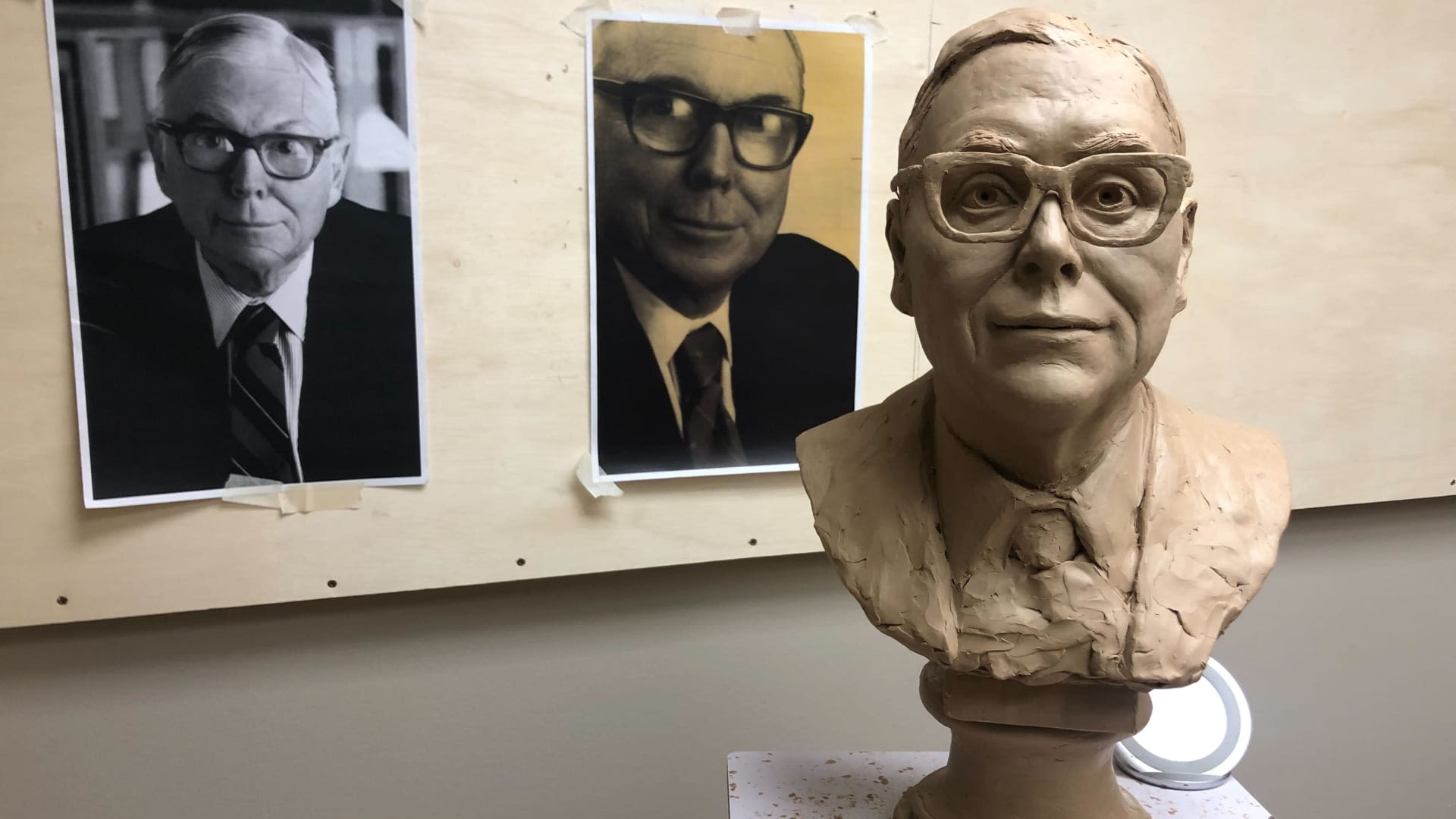 Bronze bust honoring the late Charlie Munger wowed crowd in Omaha at Berkshire meeting