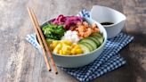 Cómo hacer un poke bowl en casa: los trucos de los expertos para preparar esta receta fácil, saludable y fresca