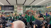 El Unicaja canta el himno con su afición en el aeropuerto