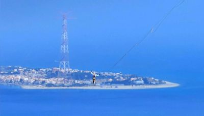 NO COMMENT: Cruzar el estrecho de Mesina, entre Sicilia e Italia, en una cuerda floja