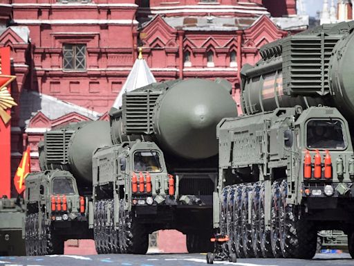 Rússia anuncia exercícios com armas nucleares após comentários de Emmanuel Macron e David Cameron