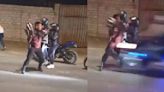 Brutal: policía detiene a motociclista golpeándolo con su casco y el desenlace fue fatal