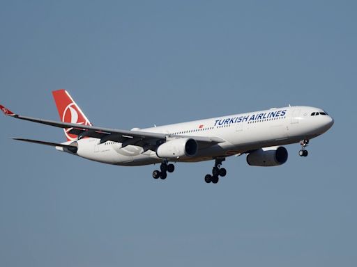 土耳其航空遇亂流飛機急速下降 菜鳥空姐慘重摔「脊椎骨折」