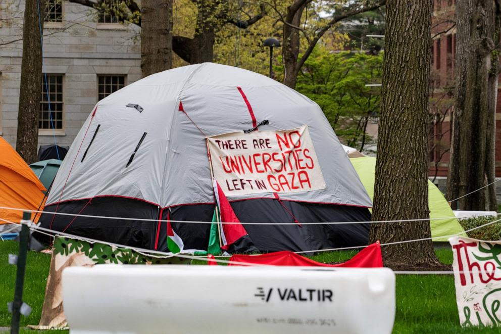 Over 300 Harvard professors sign letter urging Harvard to negotiate with protesters