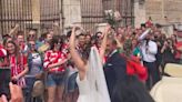 "Doblemente, fue el mejor día de nuestras vidas": los novios jaleados en Sevilla por la afición del Athletic ya están en Bilbao