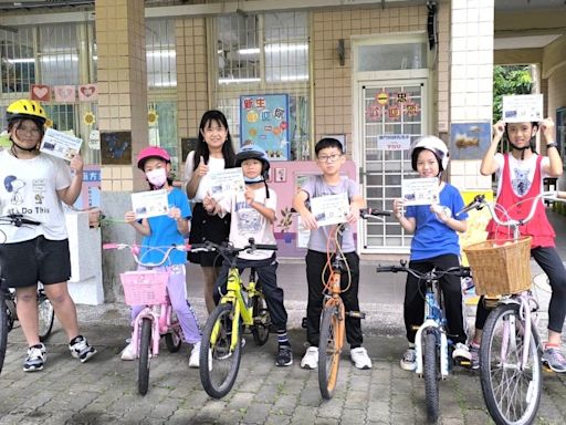 九月交通月最後一天 深水國小學生領到自行車「駕照」