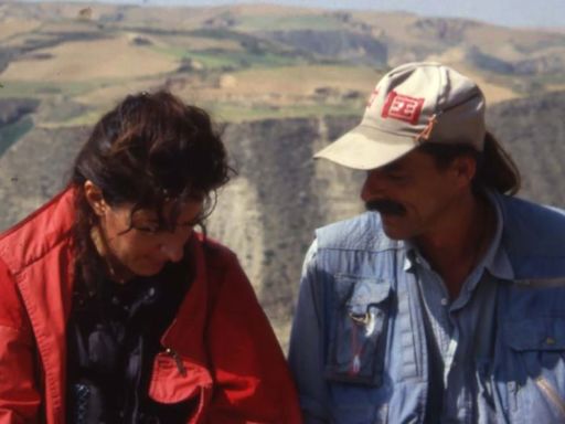 A couple walked from opposite ends of China’s Great Wall and met in the middle. Then they broke up