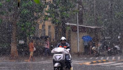 Mumbai To See Moderate Rainfall For Next 24 Hours, IMD Continues Yellow Alert