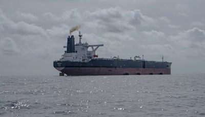 Un barco de Liberia vierte al mar “miles de litros” de fueloil en el interior del puerto de Ceuta